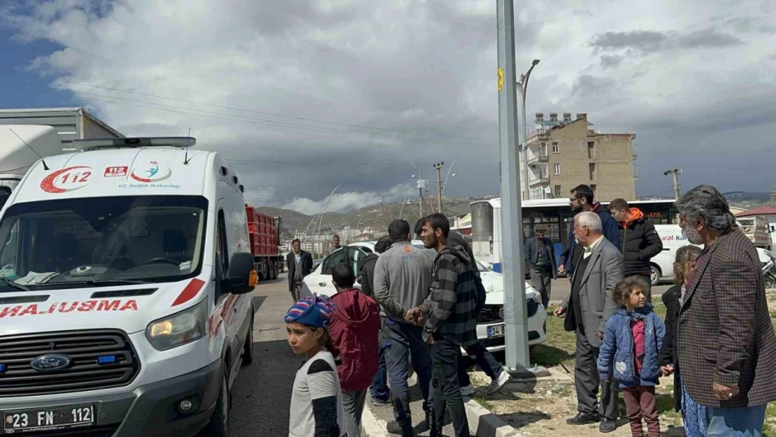 Elazığ'da trafik kazası: 3 yaralı