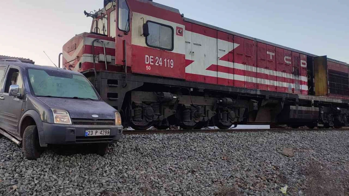 Elazığ'da tren, hemzemin geçitte çarptığı aracı 100 metre sürükledi: 1 yaralı