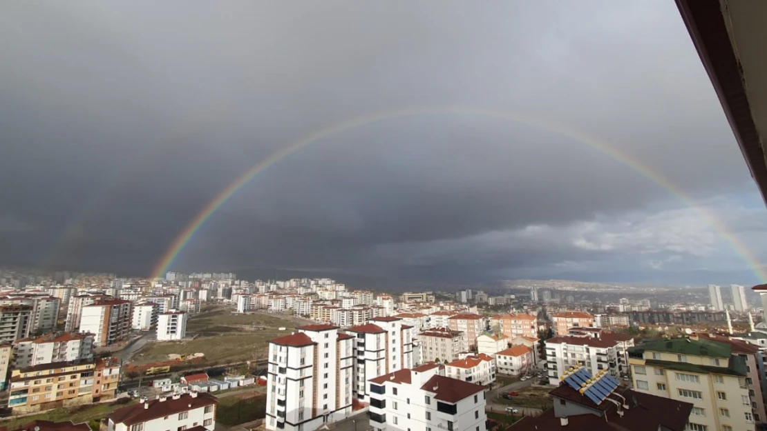 Elazığ'da yağmur sonrası çıkan gökkuşağı mest etti