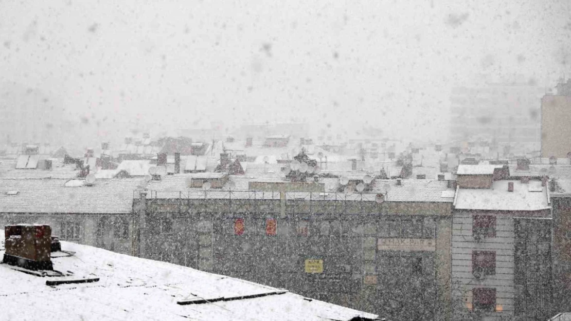 Elazığ'da yoğun kar yağışı başladı