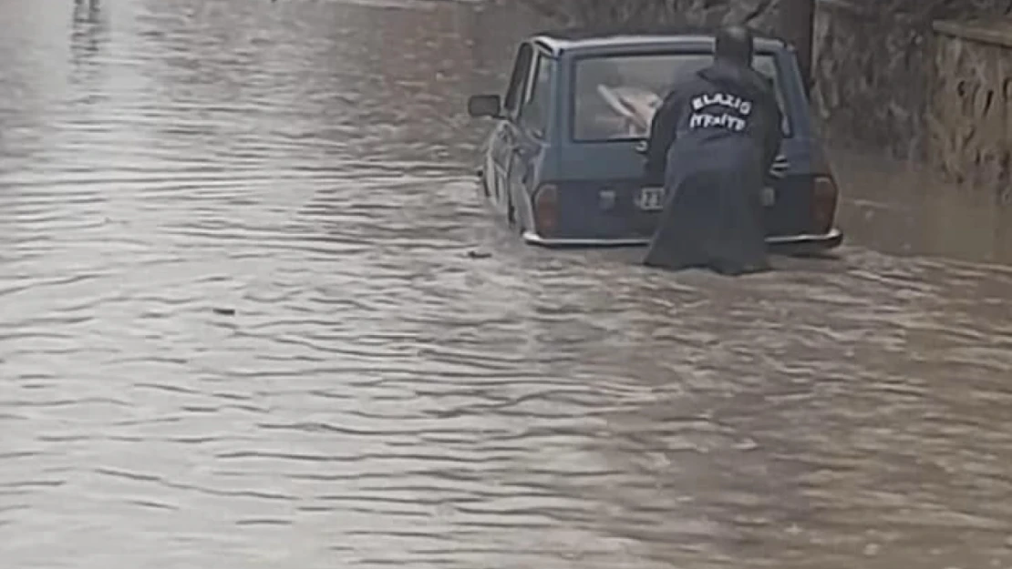 Elazığ'da yoğun yağış sonrası ev ve iş yerlerini su bastı, araçlar mahsur kaldı