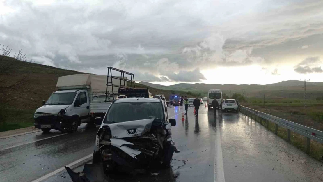 Elazığ'da zincirleme trafik kazası: 1 ölü, 4 yaralı