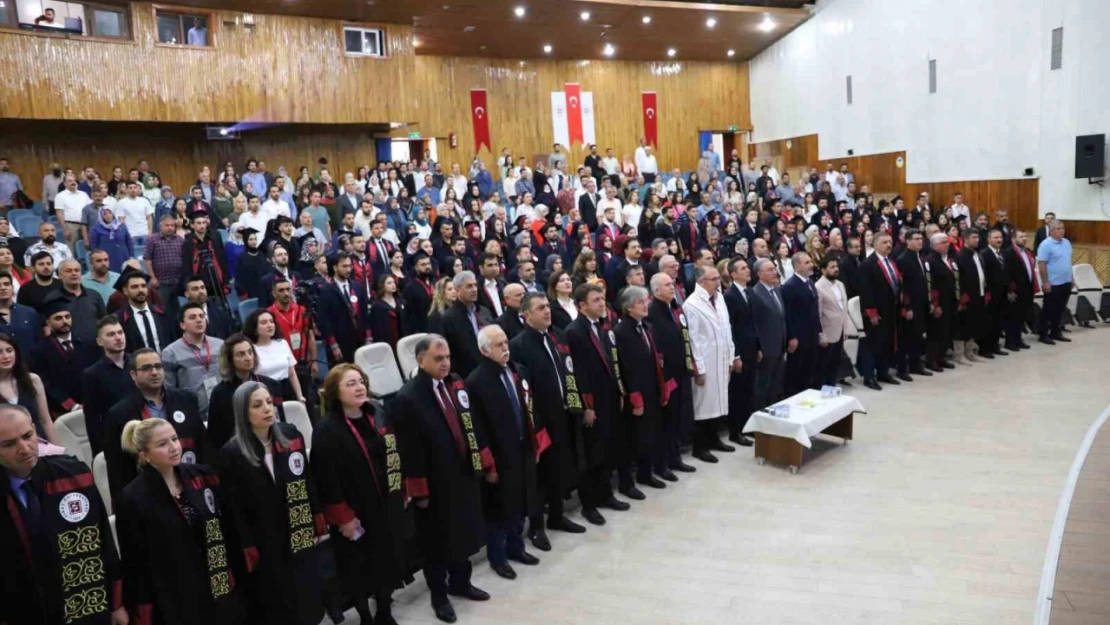 Elazığ'daki mezuniyet töreninde gözyaşları sel oldu