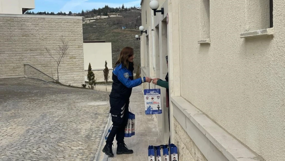 Elazığ polisi depremzede kadınların gününü kutladı