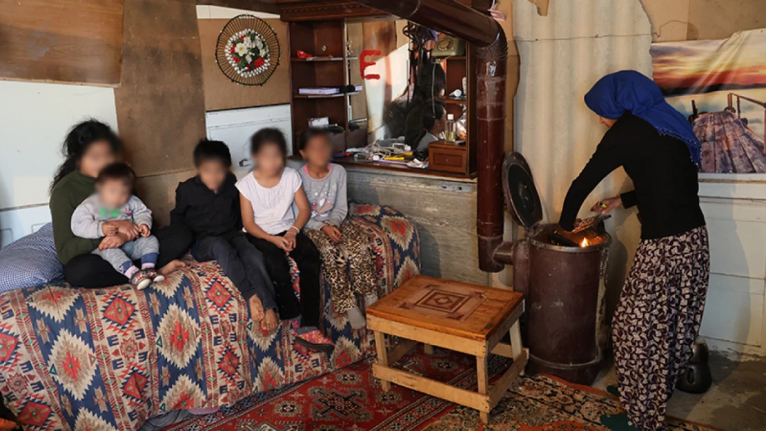 Eşi terk etti, 6 çocukla barakada yaşama tutunmaya çalışıyor
