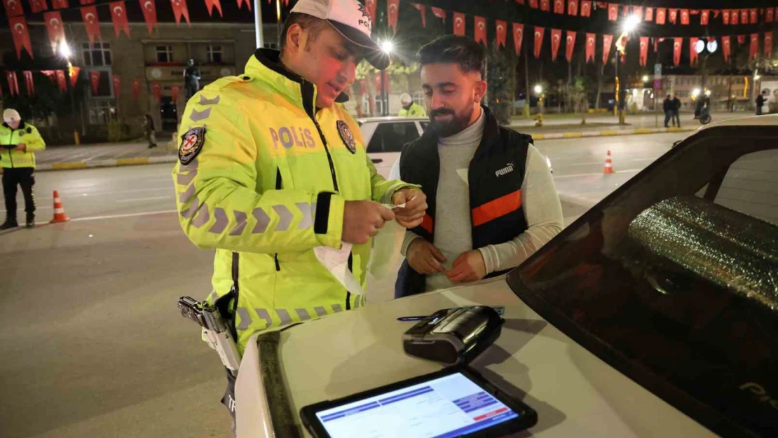 Farlarını açmayı unuttu, yeni yılın ilk cezasını yedi