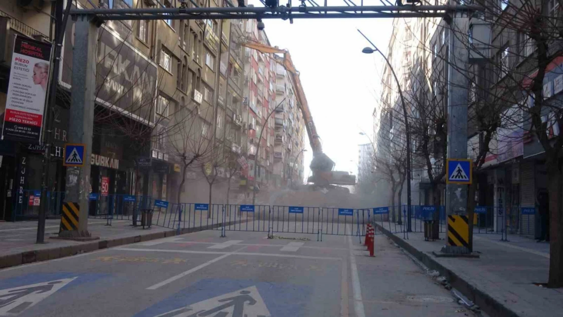 Gazi Caddesi'nde yıkım işlemleri başladı