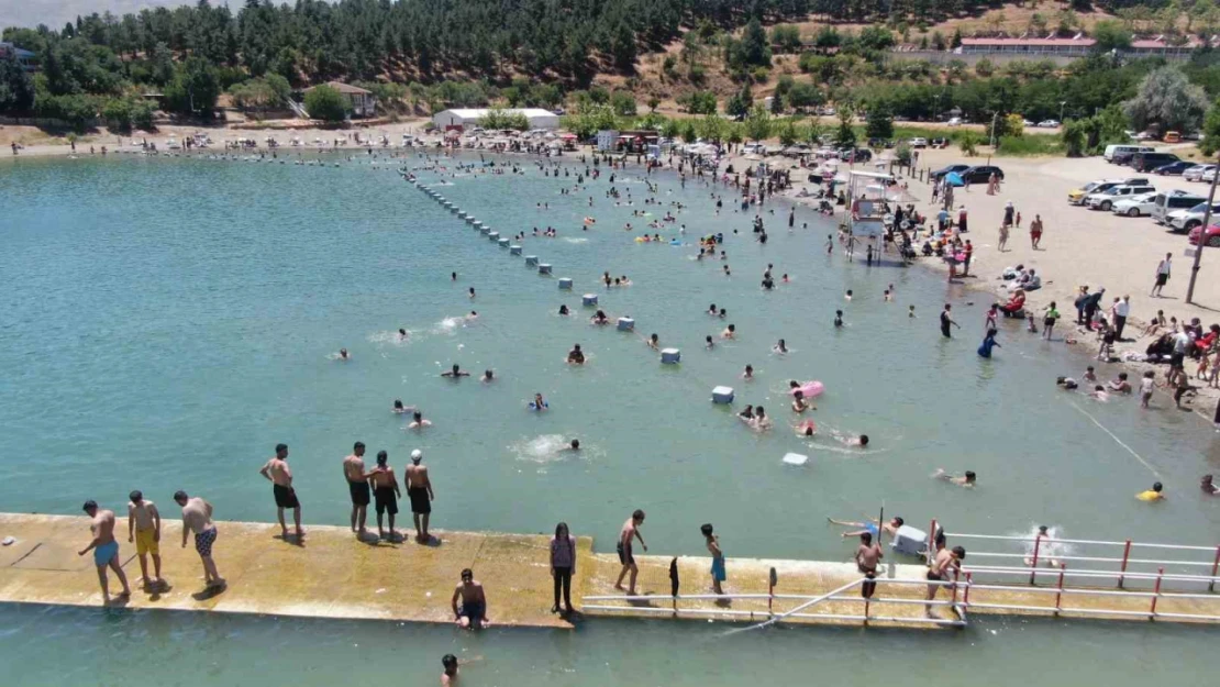 Hazar Gölü'ndeki plajlar Ege ve Akdeniz'i aratmıyor