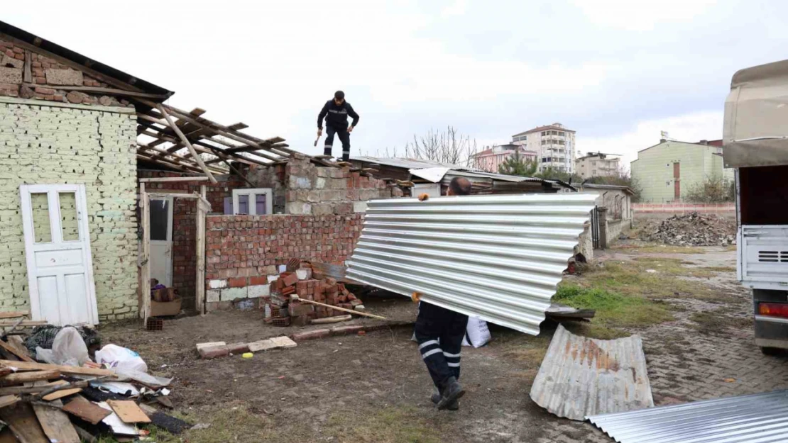 Barakada yaşayan ailenin yardımına Elazığ Belediyesi yetişti