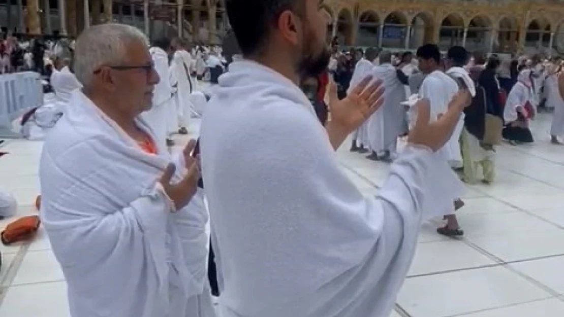 Kabe'de Müslümanlar depremzedeler için dua etti