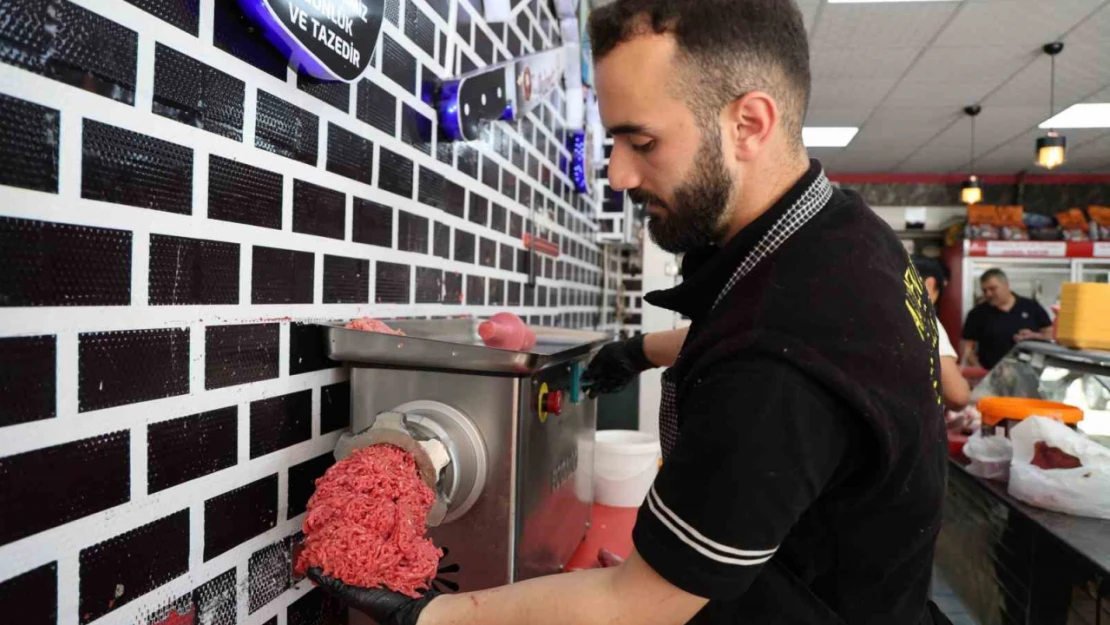 Kasapların kıyma mesaisi sürüyor