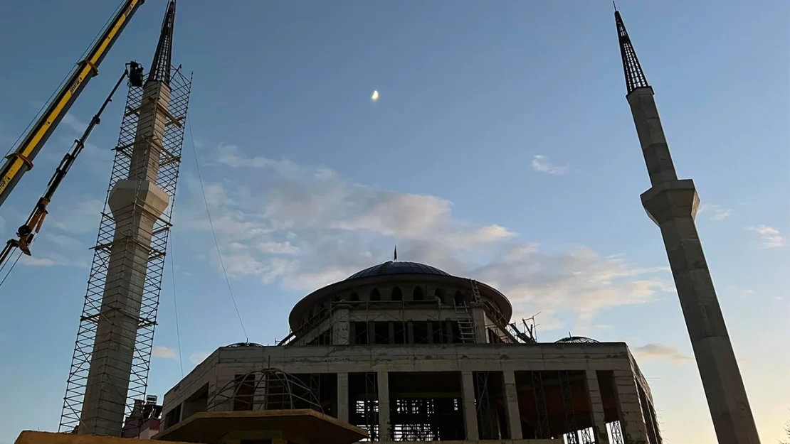 Kovancılar Merkez Camii'nin minaresi tamamlandı