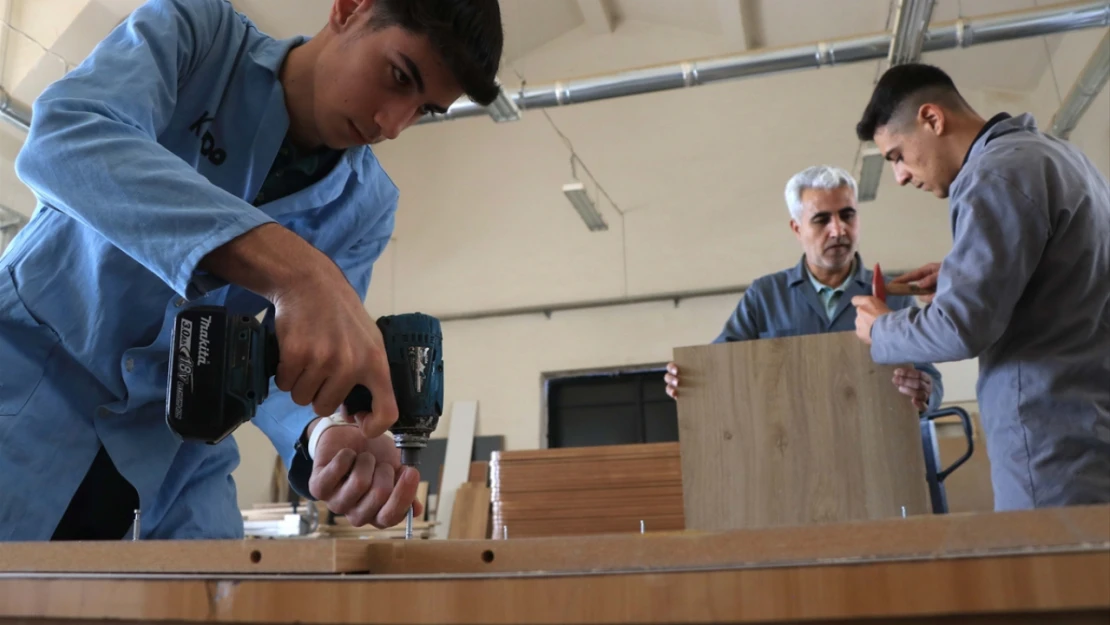 Meslek lisesi öğrencileri deprem sonrası yenilenen okullar için mobilya üretiyor