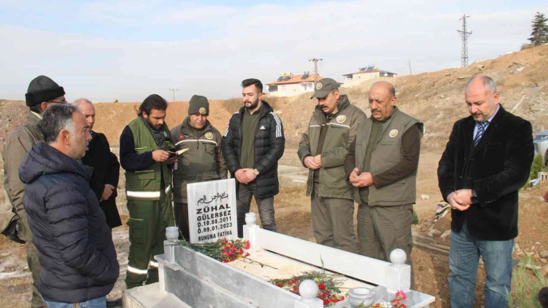 Orman Bölge Müdürlüğü, kimsesizler mezarlığına gömülen kızın mezarına ağaç dikti