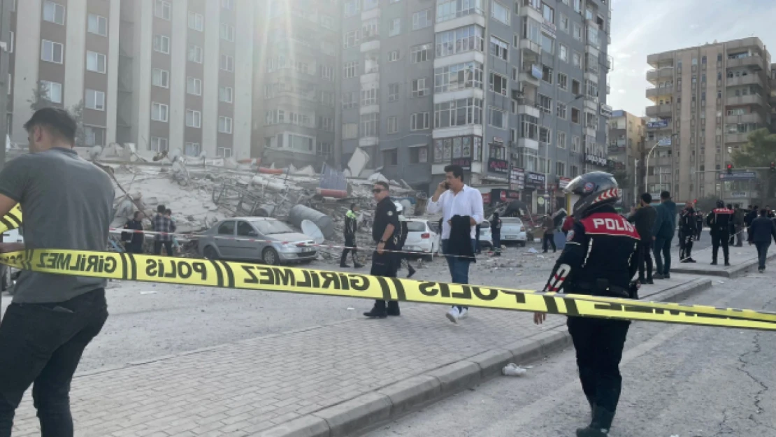 Şanlıurfa'da ağır hasarlı bina kendiliğinden çöktü