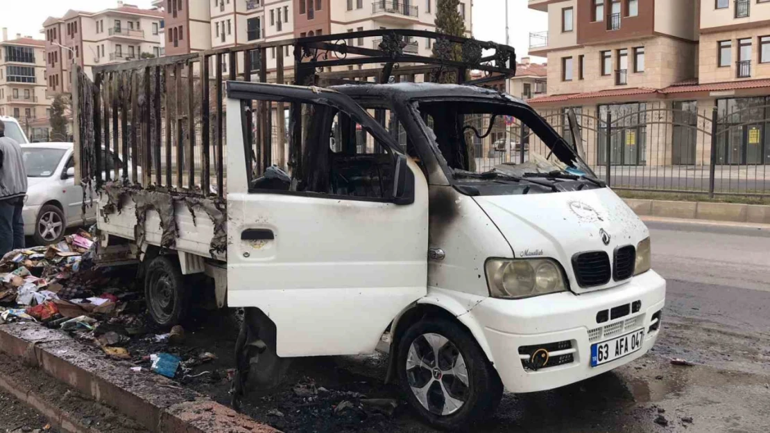 Seyir halinde alev alan pikap küle döndü, 14 yaşındaki çocuk yaralandı