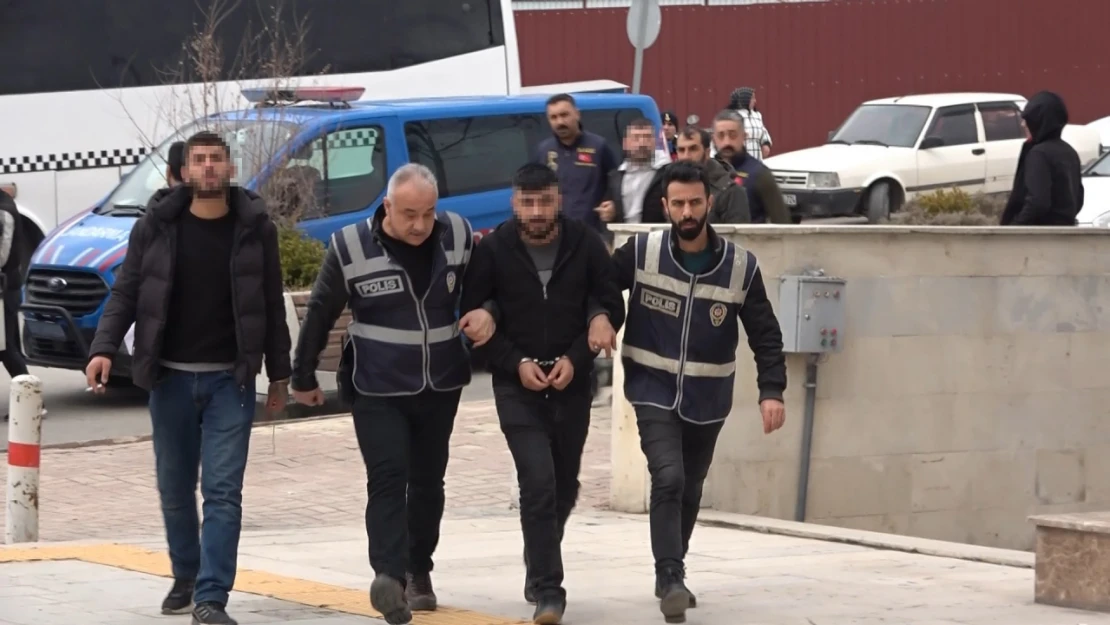 Sokak ortasında çatışmışlardı: dosyaları kabarık 2 şüpheli adliyeye sevk edildi