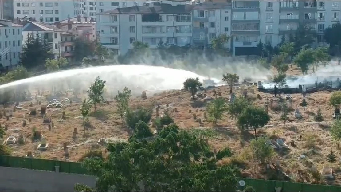 Sürsürü Mezarlığı'nda çıkan yangın itfaiye ekipleri tarafından söndürüldü