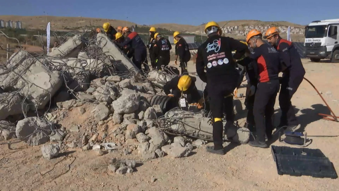 Temel AFAD gönüllüsü olan 60 genç, eğitim sonrası tatbikat düzenledi