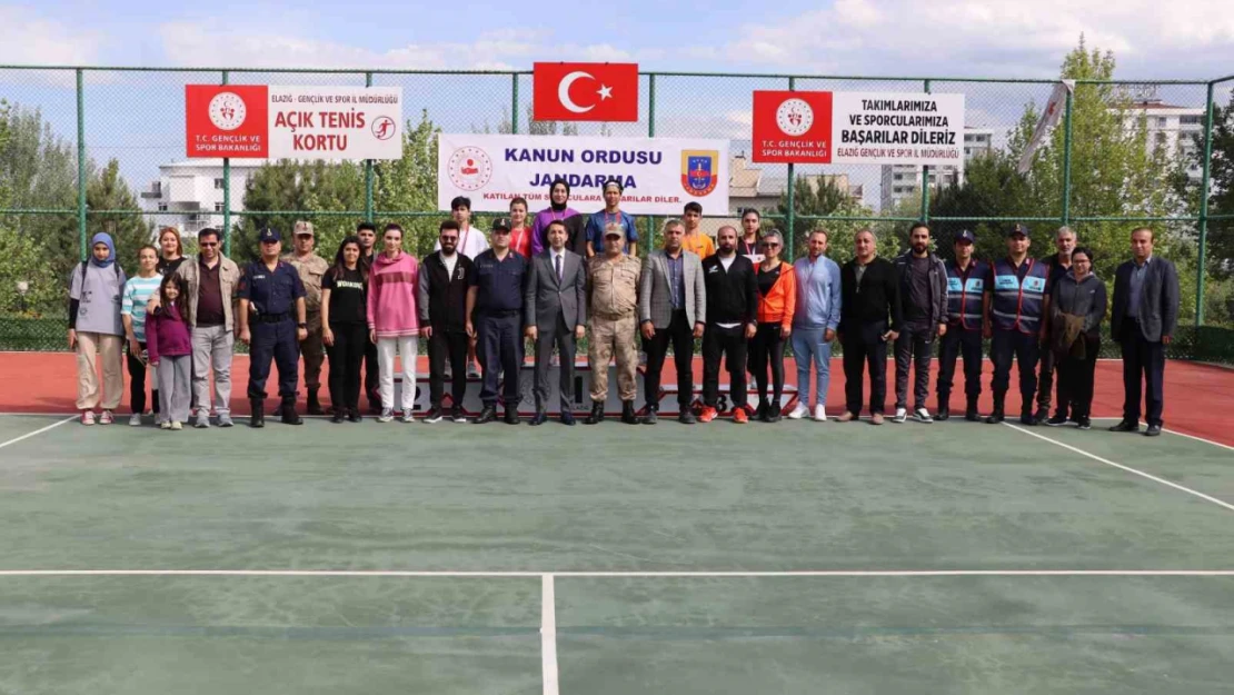 Tenis turnuvasında derece girenlere ödülleri verildi