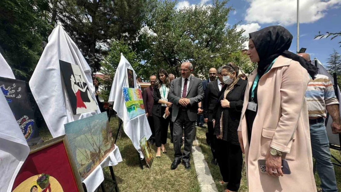 Toplum Ruh Sağlığı Merkezi'ndeki hastaların el emeği göz nuru eserleri sergilendi