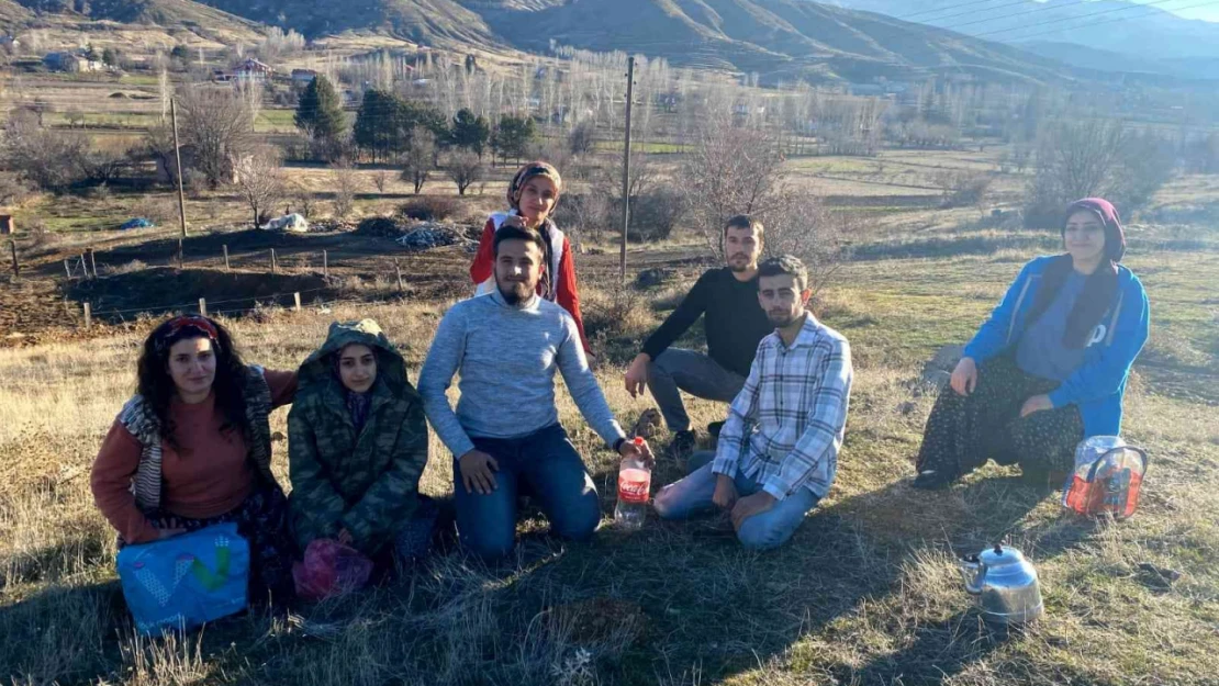 Yer aynı, arkadaşlar aynı, tarih farklı: Elazığ'da 7 çocukluk arkadaşı, 18 yıl sonra aynı yerde buluşup ayını fotoğrafı çektirdi