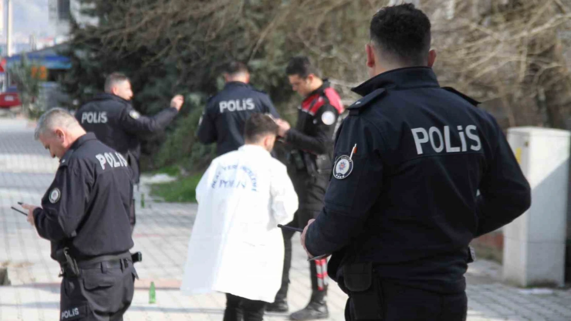 Yolda gördükleri husumetlilerine kurşun yağdırdılar: 1'i ağır 2 yaralı