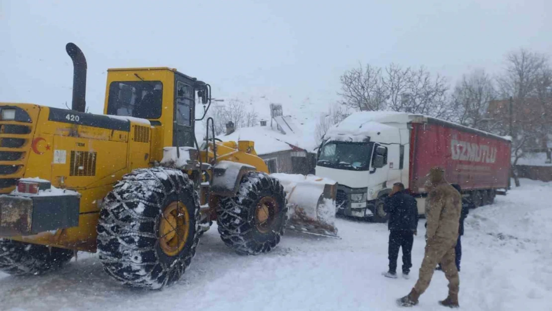 Yolda kalan tırın yardımına ekipler yetişti