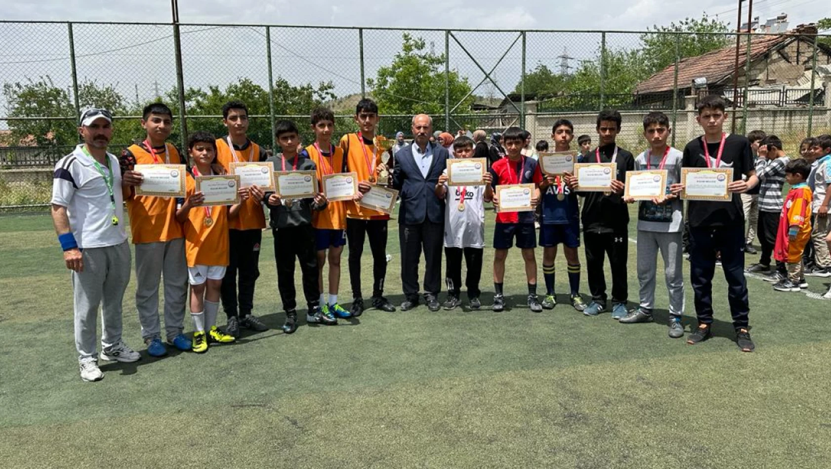 Akçakiraz'da futbol ve voleybol turnuvası düzenlendi