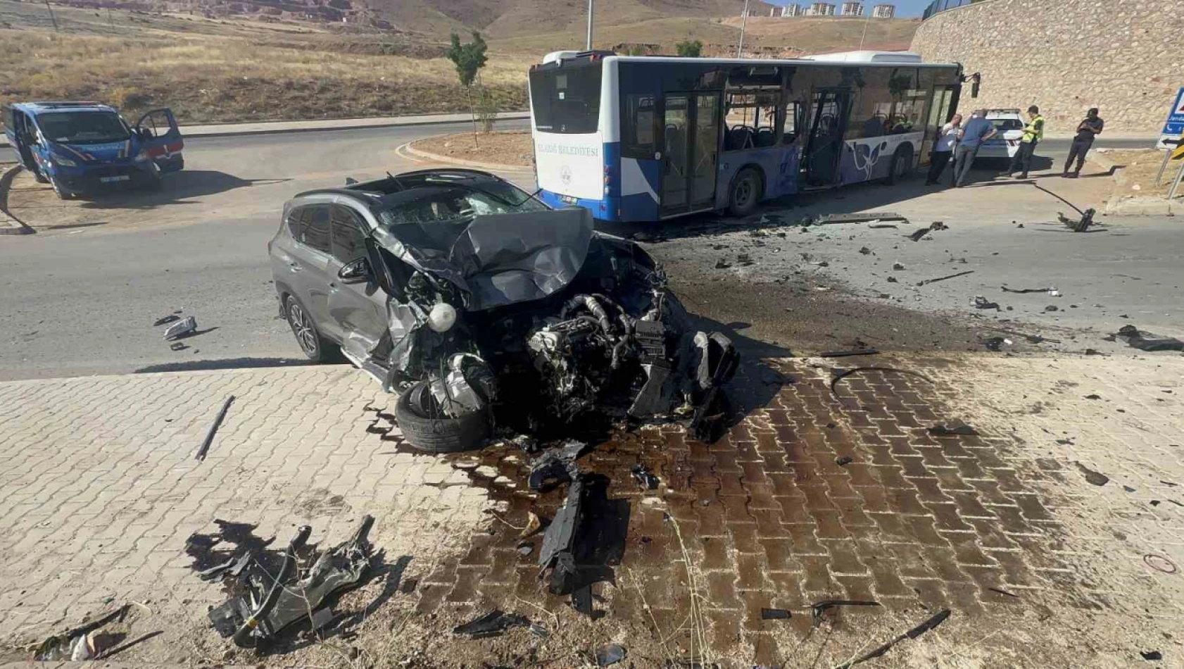 Cip ile yolcu otobüsü çarpıştı: 1'i ağır 3 yaralı