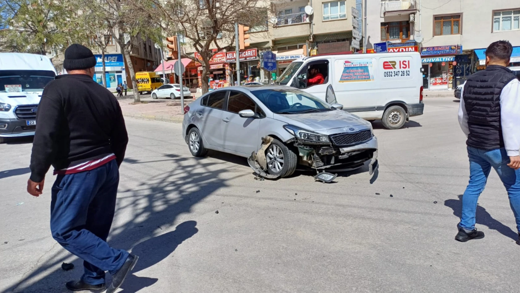 'Dur' levhasına uymayan sürücüsü kazaya neden oldu