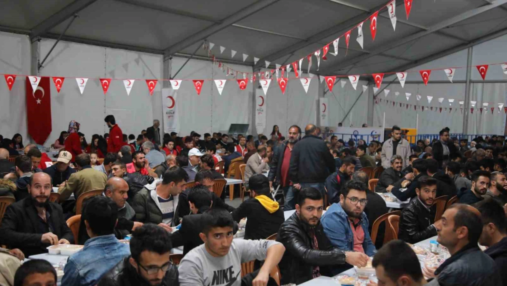 Elazığ Belediyesi'nden bin kişilik iftar sofrası