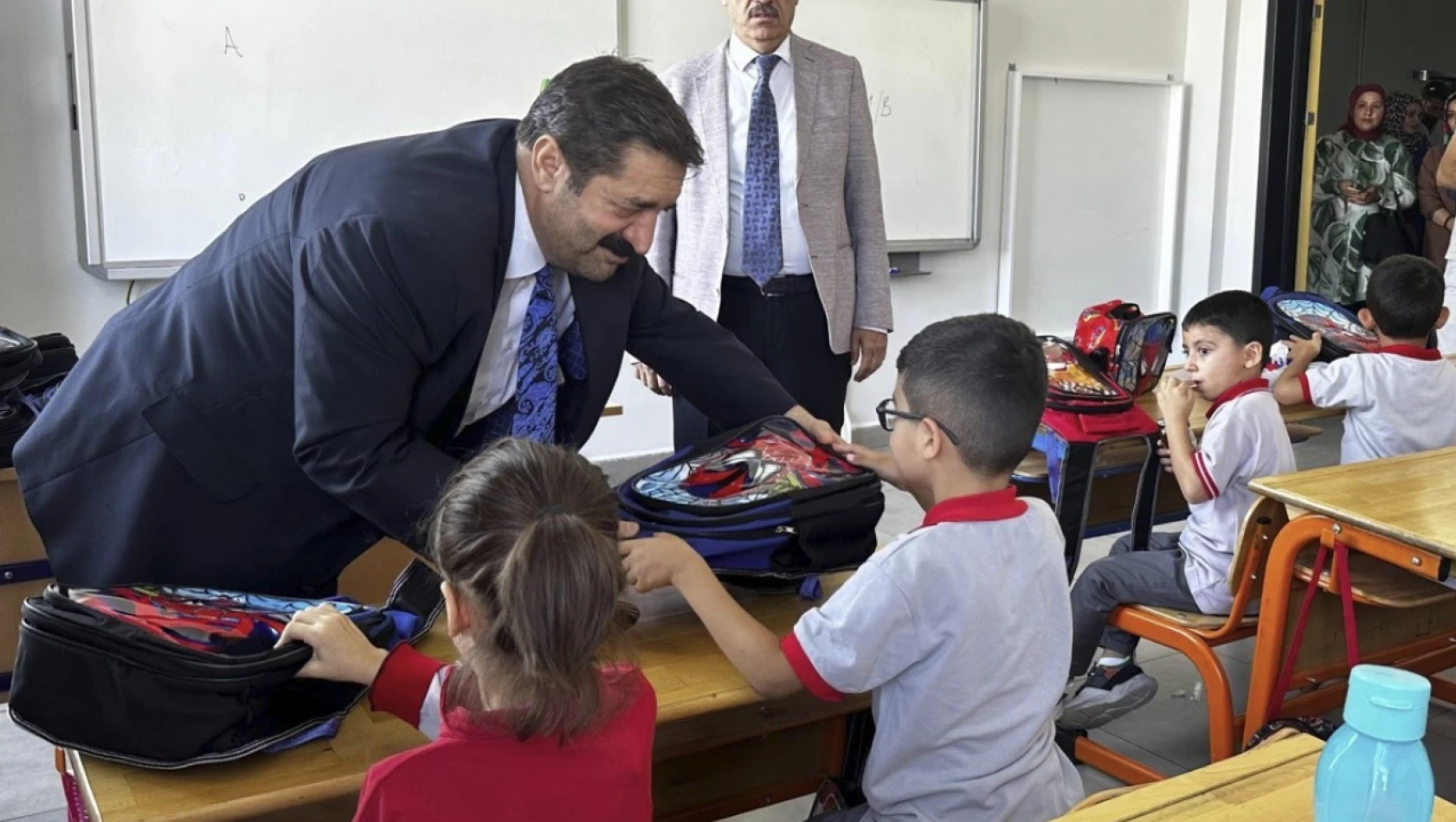 Elazığ Belediyesi'nden öğrencilere kırtasiye seti ve okul çantası desteği