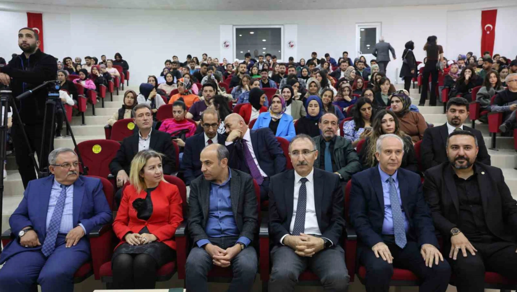Elazığ'da 'Bilişim Çağında Dezenformasyon' konferansı gerçekleşti
