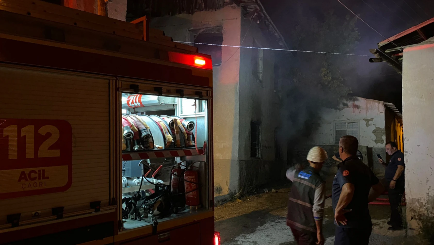 Elazığ'da ağır hasarlı binada yangın