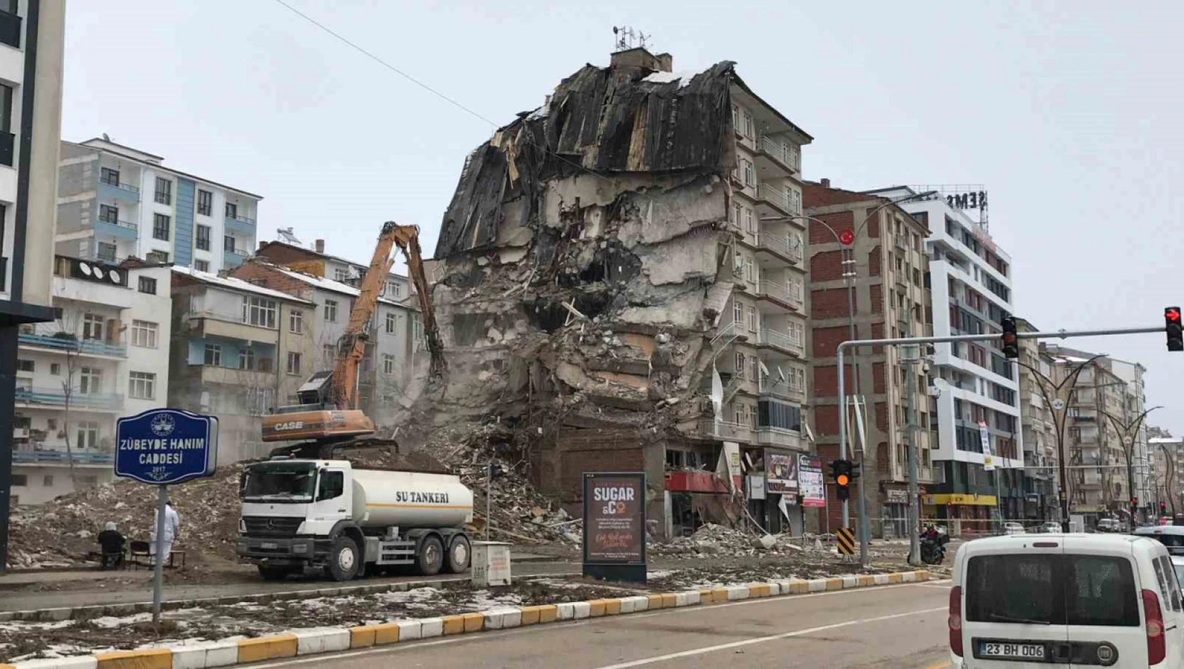 Elazığ'da ağır hasarlı binaların yıkımına başlandı