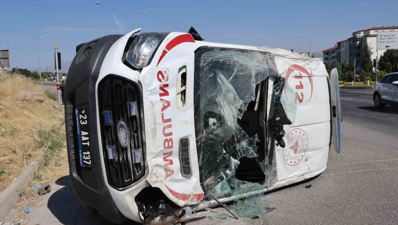 Elazığ'da ambulans takla attı: 5 yaralı