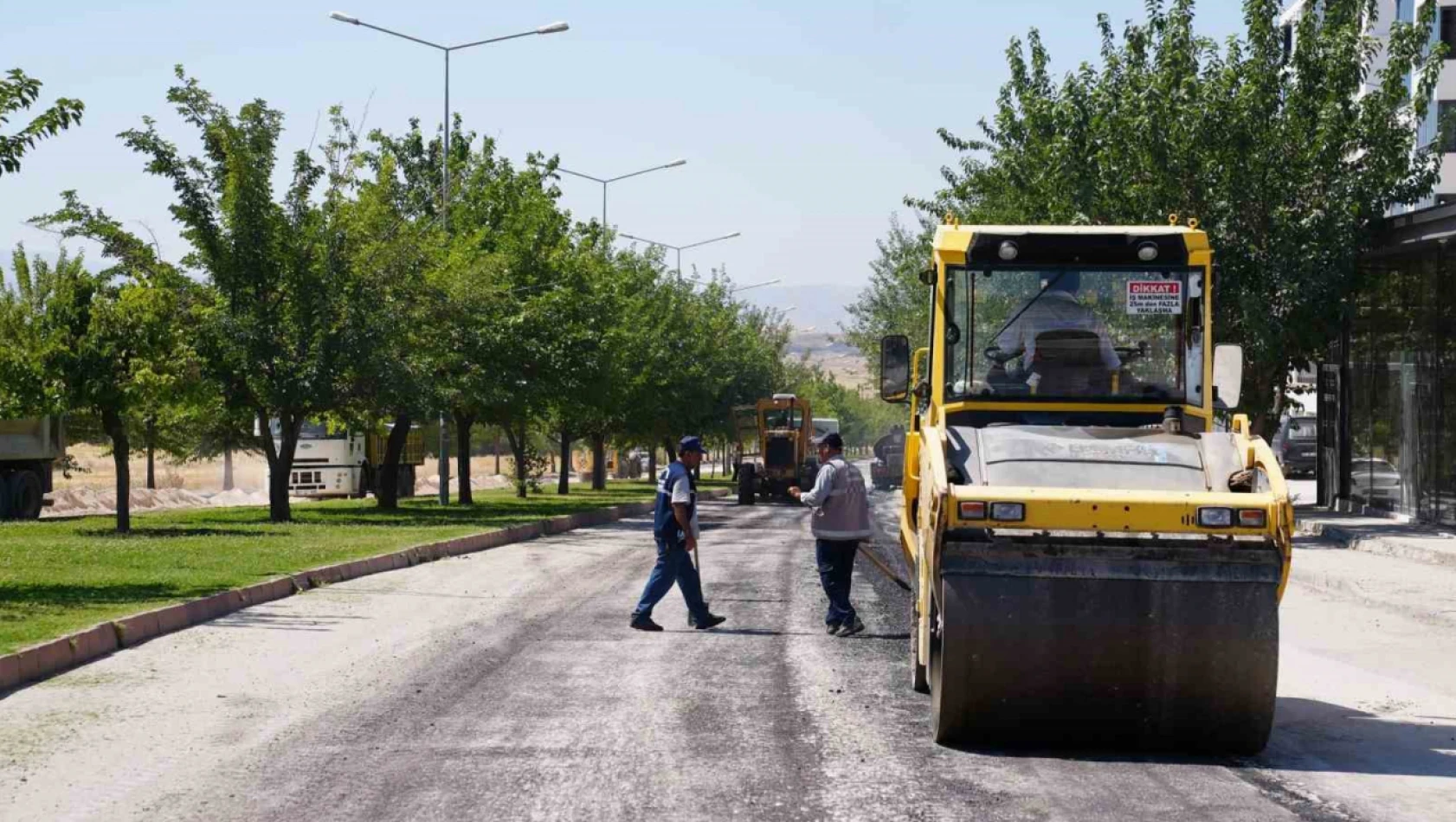 Elazığ'da asfalt bakım ve onarım çalışması yapıyor