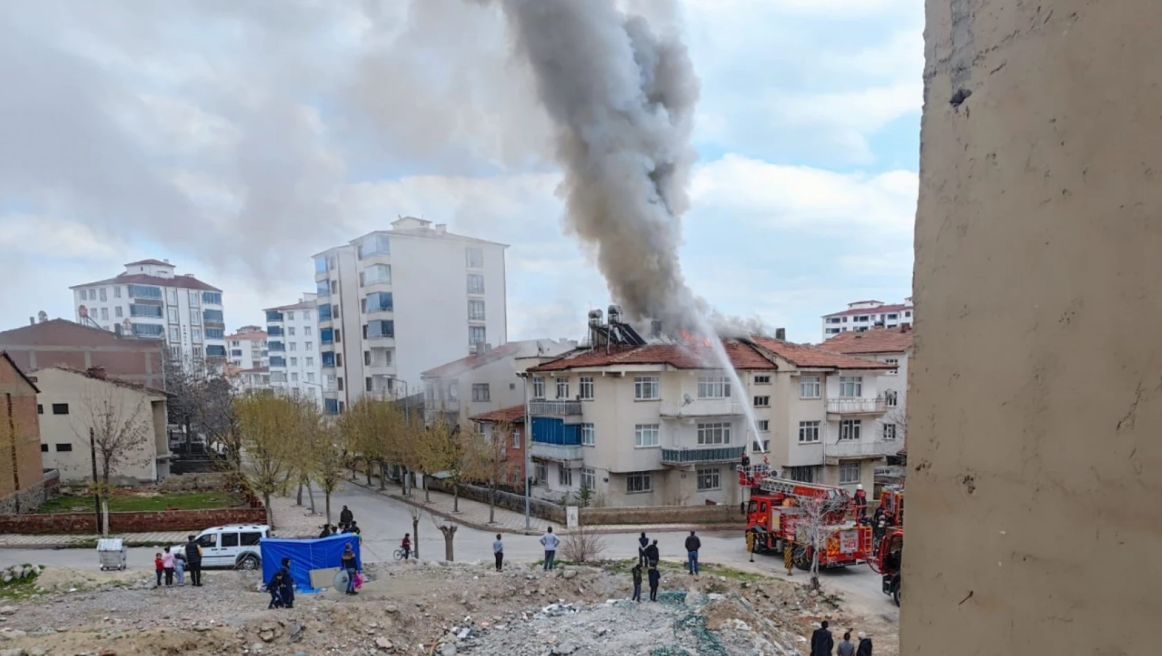 Elazığ'da çatı yangını, büyümeden söndürüldü