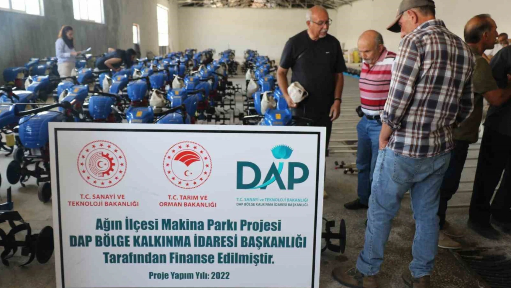 Elazığ'da çiftçilere badem silkeleme ve çapa makinesi dağıtıldı