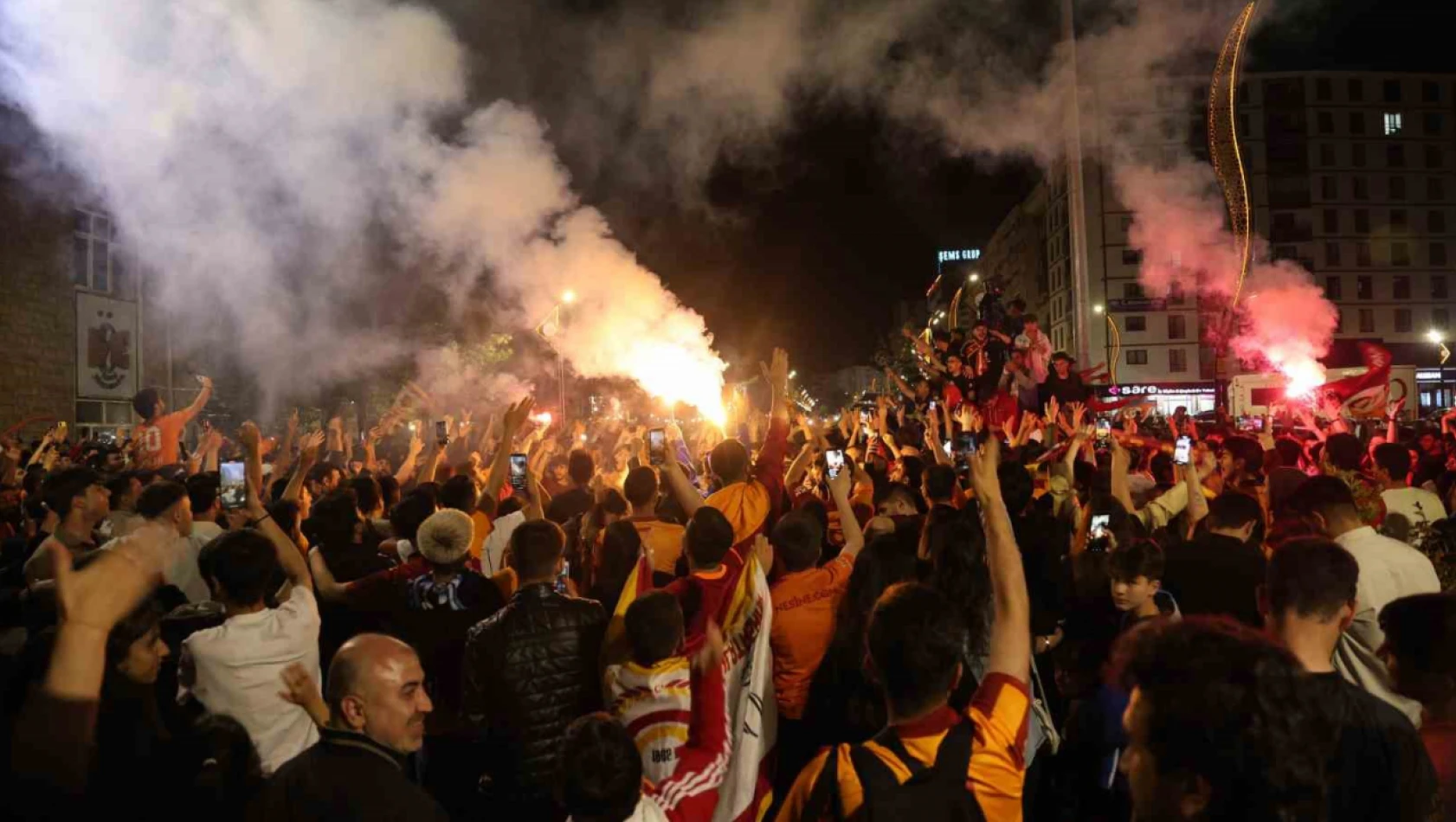 Elazığ'da Galatasaray taraftarlarının şampiyonluk coşkusu