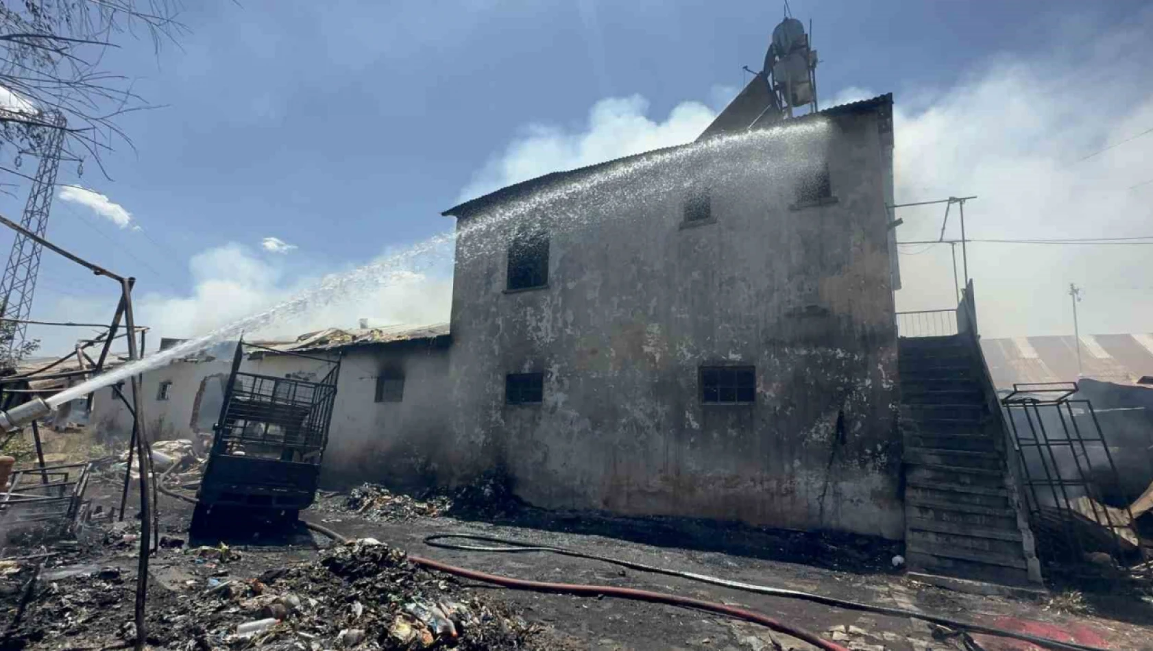 Elazığ'da geri dönüşüm deposunda yangın: Ev, depo ve bir araç kül oldu