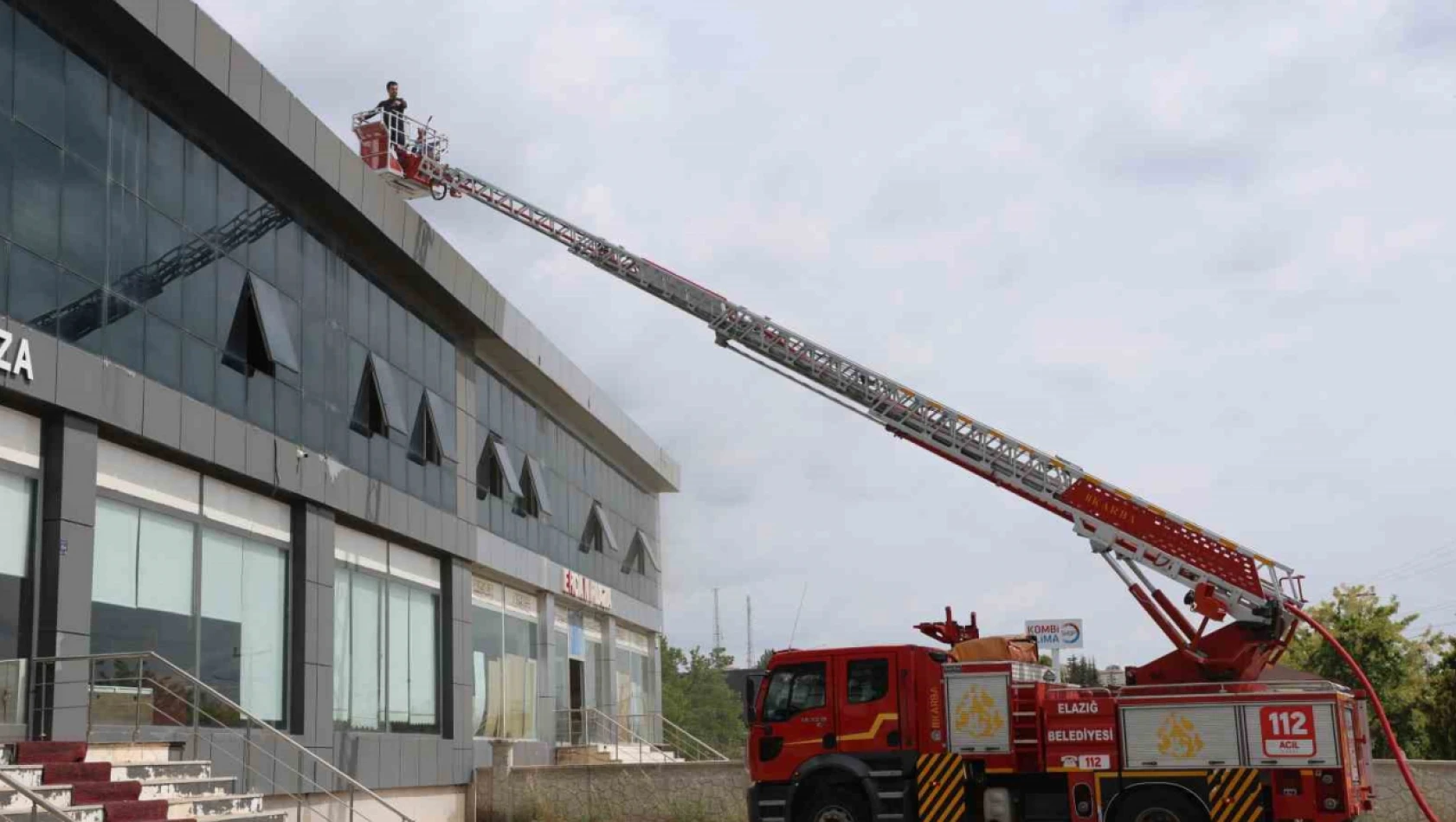 Elazığ'da iş yerinde çıkan yangın söndürüldü