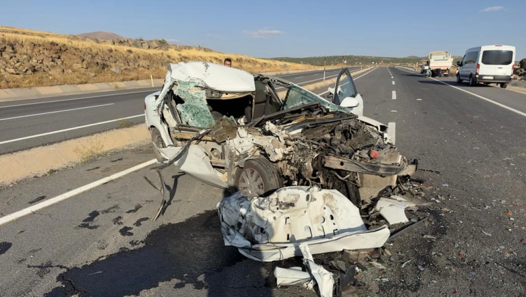 Elazığ'da kamyonla çarpışan otomobil hurdaya döndü: 1 ölü, 1 yaralı