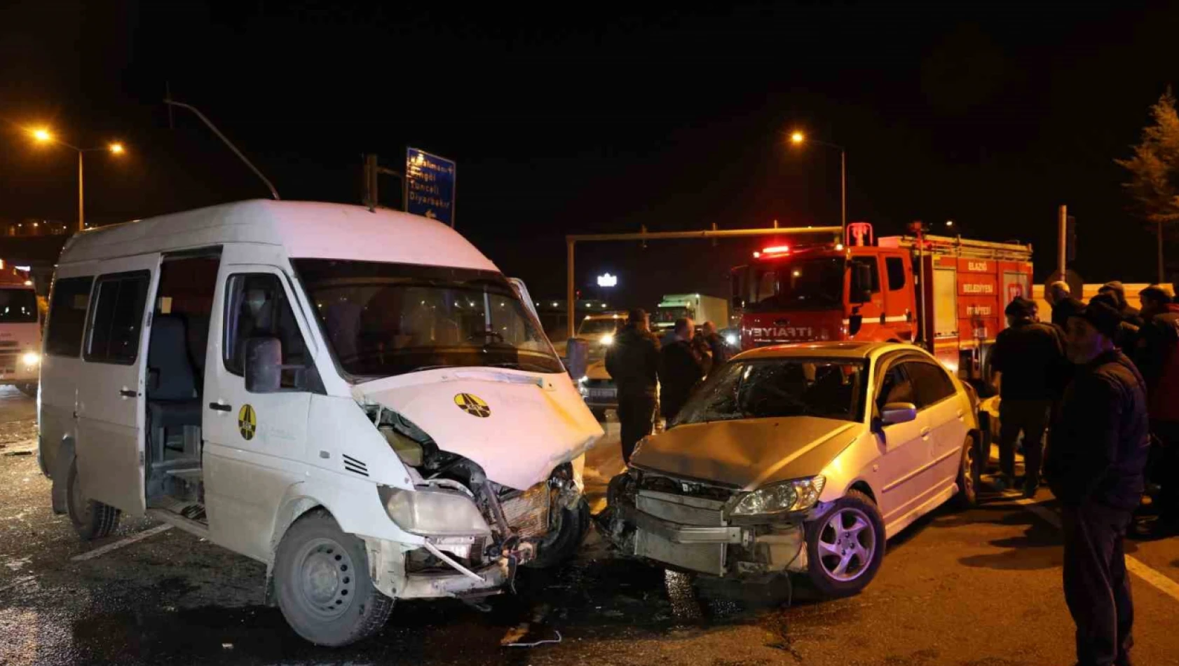 Elazığ'da minibüs ile otomobil çarpıştı: 5 yaralı