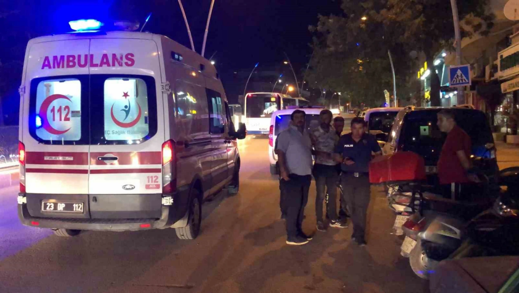 Elazığ'da motosiklet yayaya çarptı: 2 yaralı