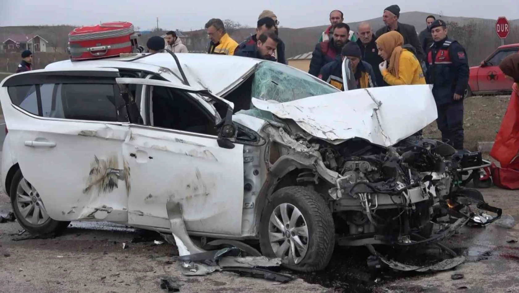 Elazığ'da otomobil kamyona çarptı: 2 yaralı