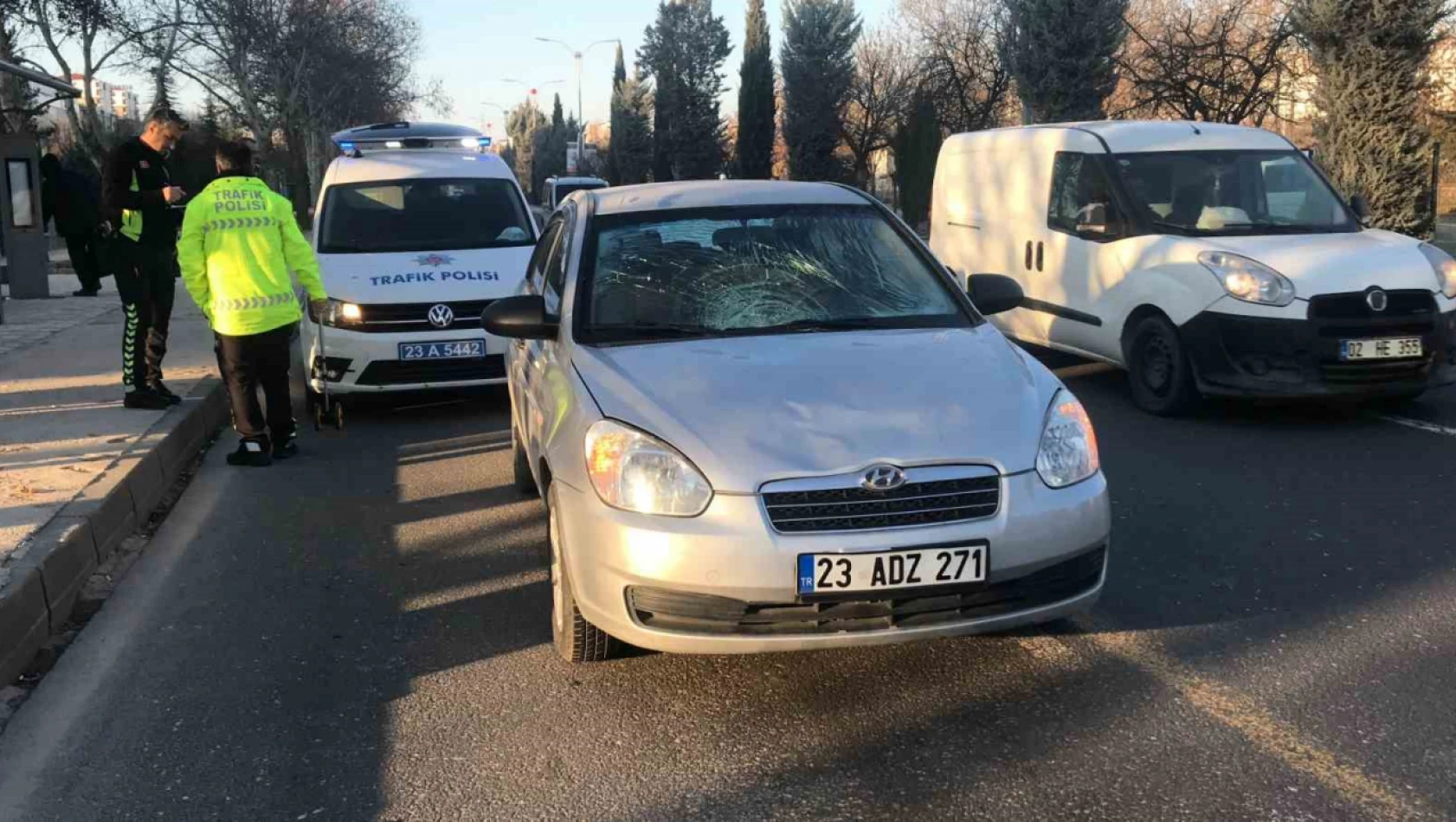 Elazığ'da otomobilin çarptığı kadın yaralandı