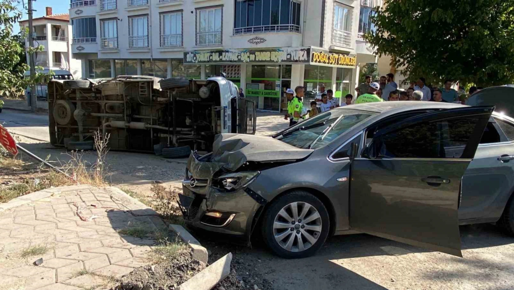 Elazığ'da otomobille çarpışan minibüs yan yattı: 2 yaralı