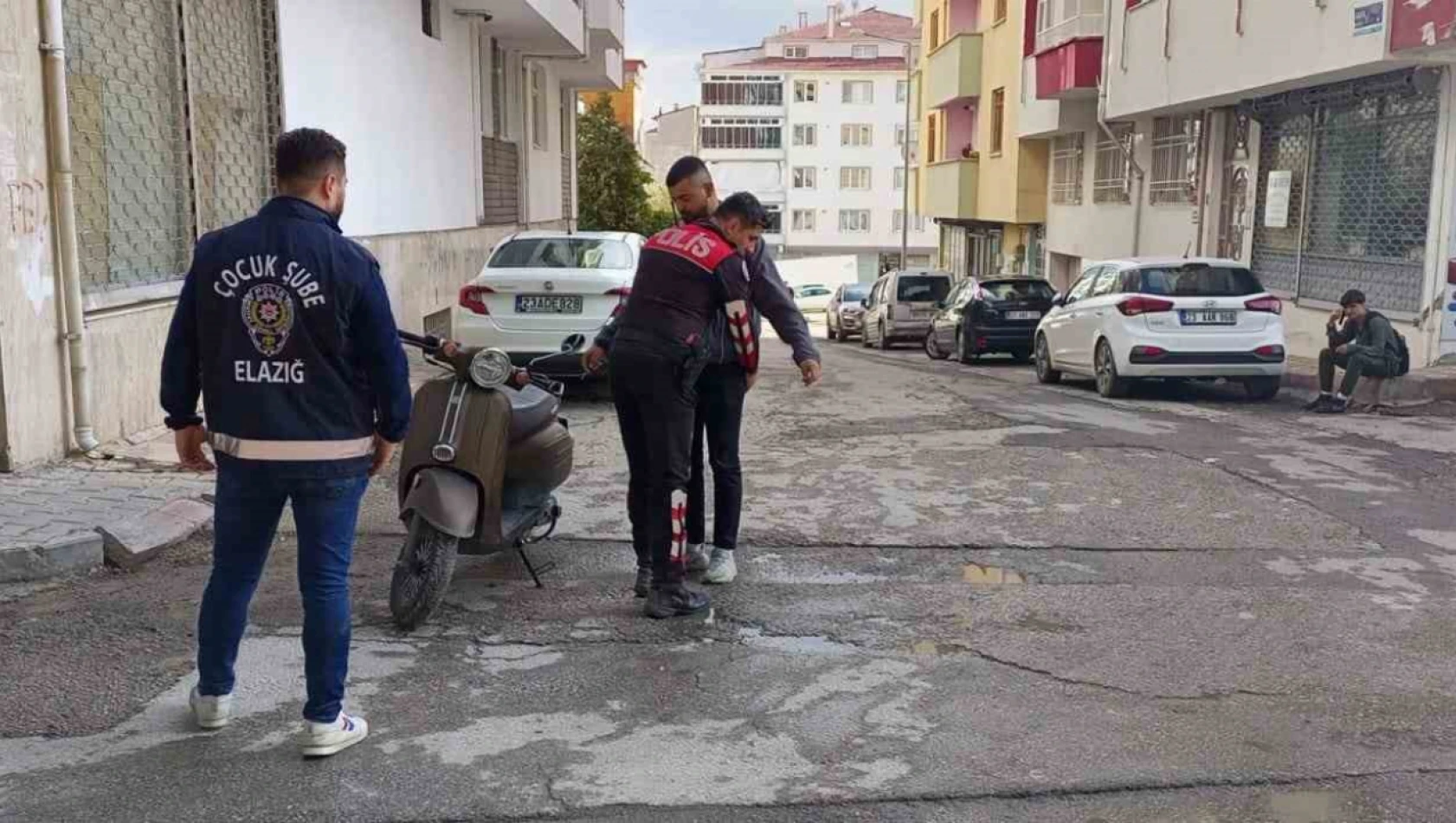 Elazığ'da polis ekipleri okul önlerini boş bırakmıyor